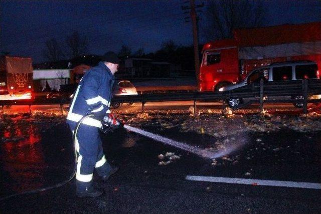 Yalova’da Turşu Kamyonu Devrildi