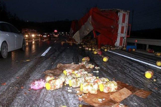 Yalova’da Turşu Kamyonu Devrildi