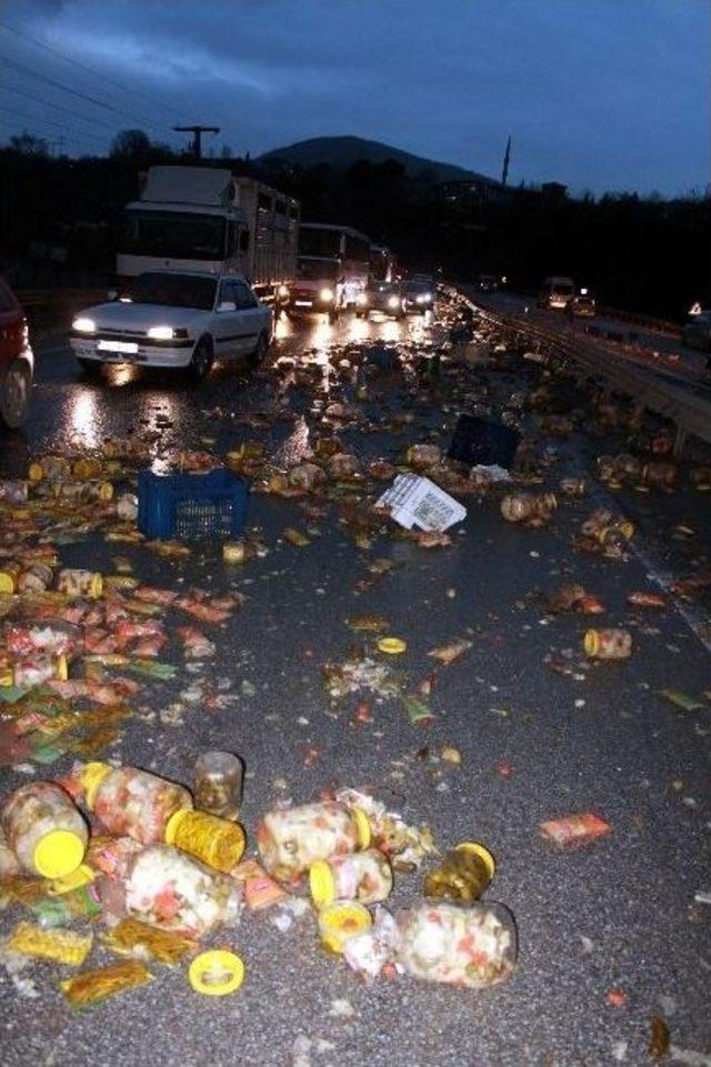 Yalova’da Turşu Kamyonu Devrildi