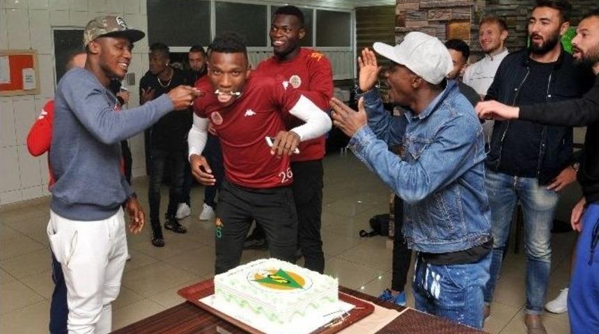 Alanyaspor&rsquo;da Fofona&rsquo;nın Doğum G&uuml;n&uuml; Kutlandı