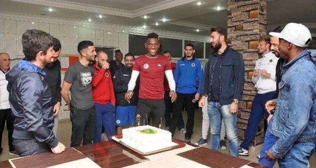 Alanyaspor&rsquo;da Fofona&rsquo;nın Doğum G&uuml;n&uuml; Kutlandı 1