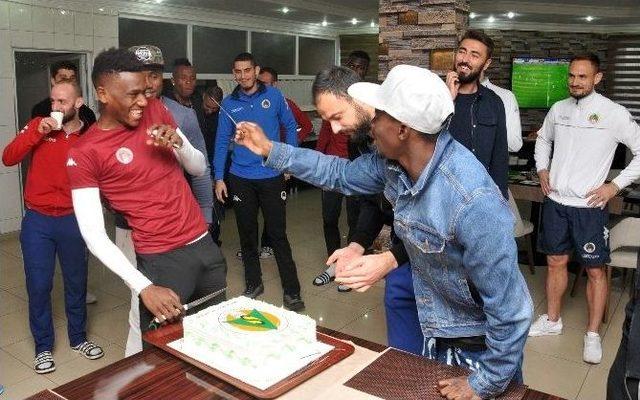 Alanyaspor&rsquo;da Fofona&rsquo;nın Doğum G&uuml;n&uuml; Kutlandı 2