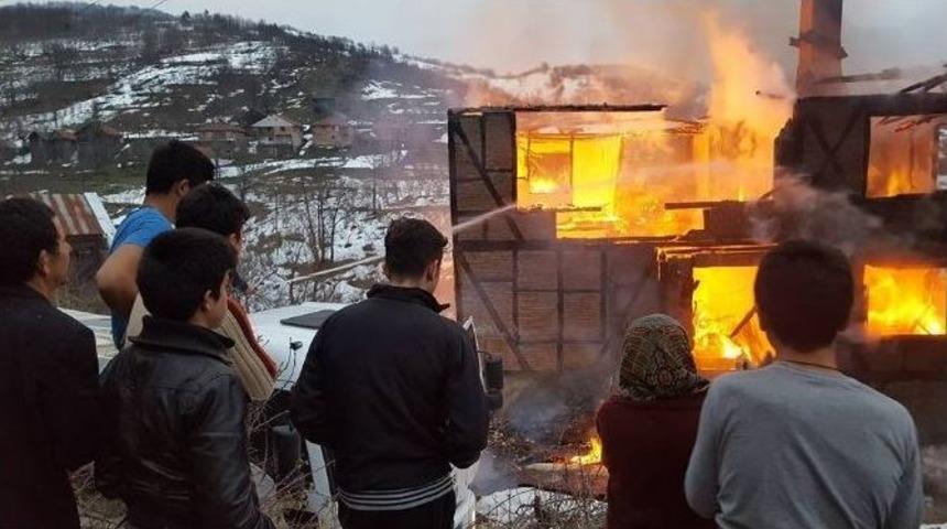 K&ouml;y Muhtarının Evi Alev Alev Yandı