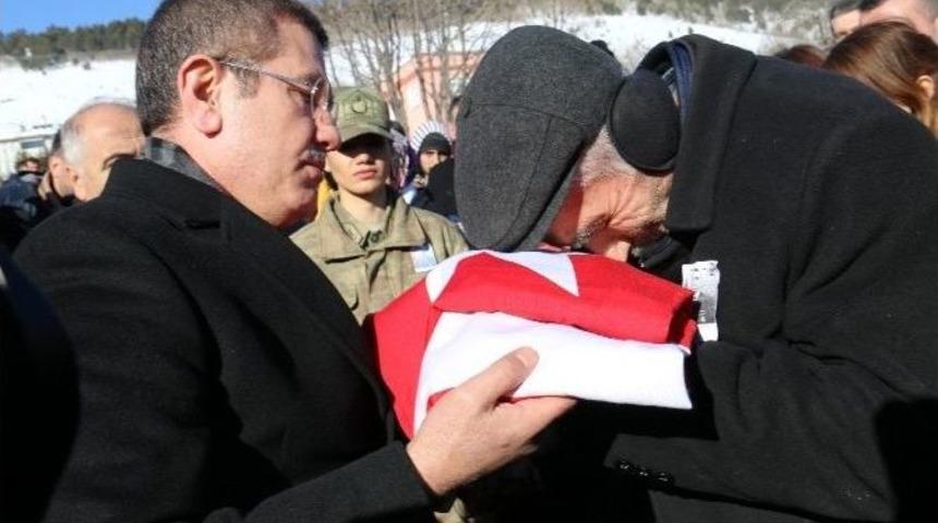 Oğlunun Al Bayrağı İle G&ouml;zyaşlarına Boğuldu