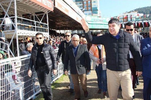 100 Ünlü Güreş Devesi Kapalı Spor Salonu İçin Güreşti