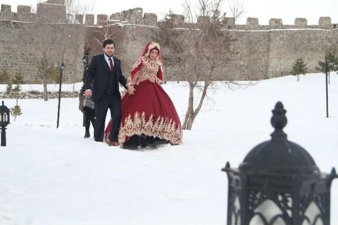 Kar Yağışı Altında &Ccedil;iftlerin Alb&uuml;m &Ccedil;ekimi