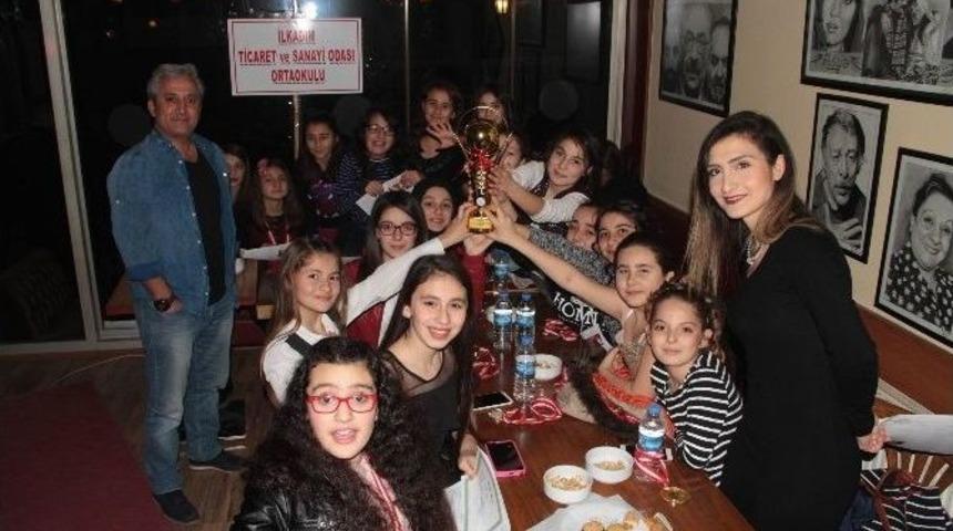 &Ouml;ğrenciler Birinciliklerini Kutladılar