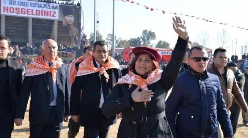 Başkan &Ccedil;er&ccedil;ioğlu At&ccedil;a Deve G&uuml;reşlerine Katıldı