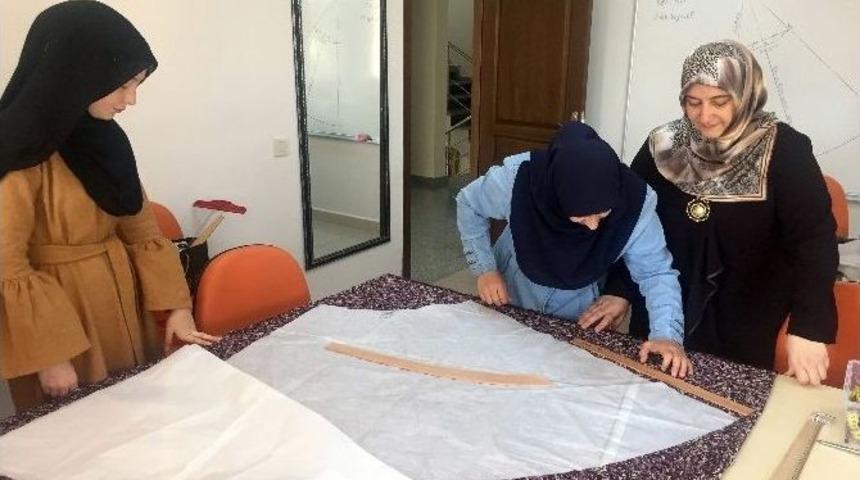 Pursaklar&rsquo;da Giyim Tasarım Kursiyerlerine Sertifika Verildi