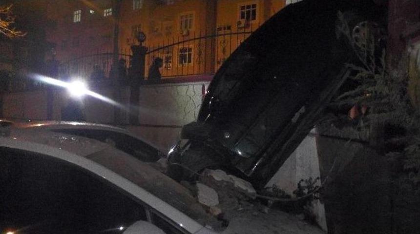 Kontrolden &Ccedil;ıkan Otomobil Bah&ccedil;e Duvarını Yıktı