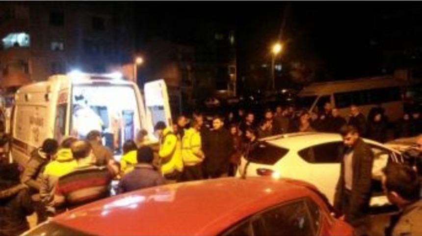 Kontrolden &Ccedil;ıkan Otomobil Markete Girdi: 2 Yaralı