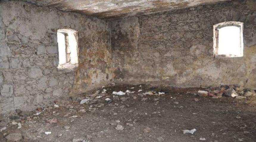 Derei&ccedil;i&rsquo;ndeki Tarihi Hamam Yıkılıyor