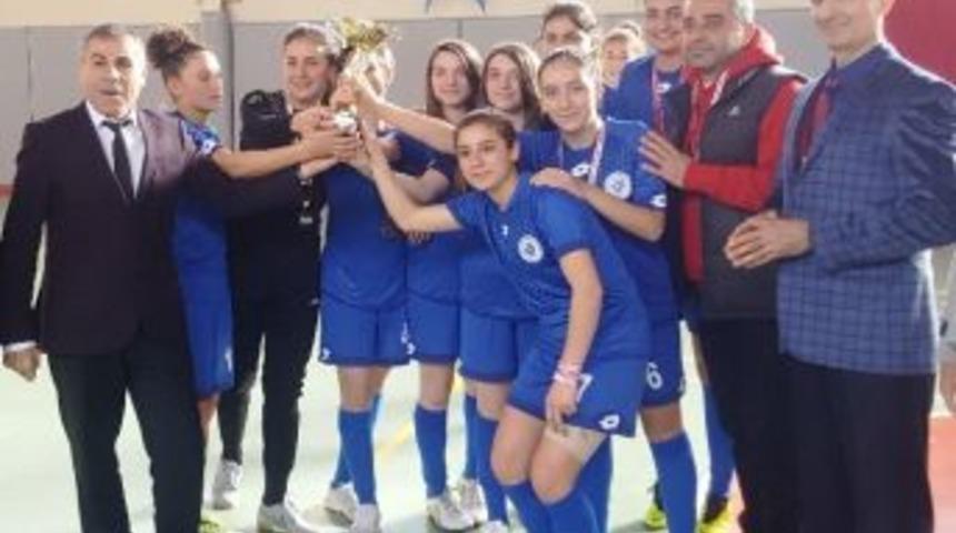 Salih Dedenin Kızları Zirveyi Bırakmadı