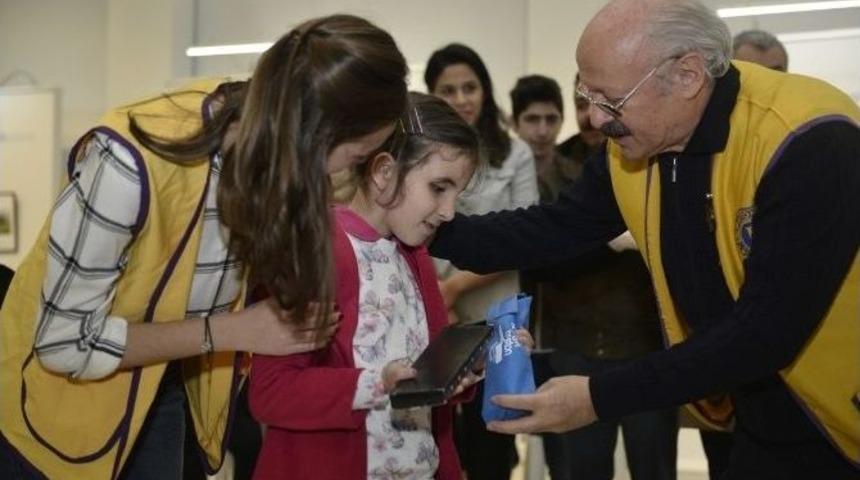 Görme Engellilere Beyaz Baston Ve Konuşan Saat