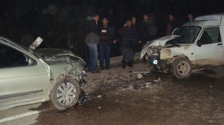 Kafa Kafaya &Ccedil;arpıştılar 3 Kişi Yaralandı