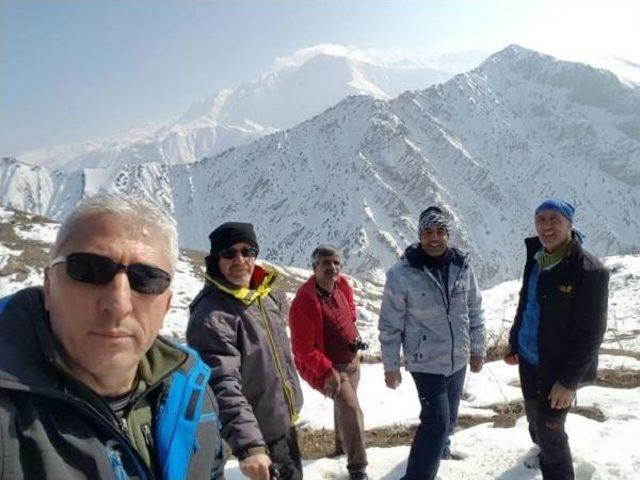 Hakkari deki Yaban Hayvanları I&ccedil;in Doğaya Yem Bırakıldı 2