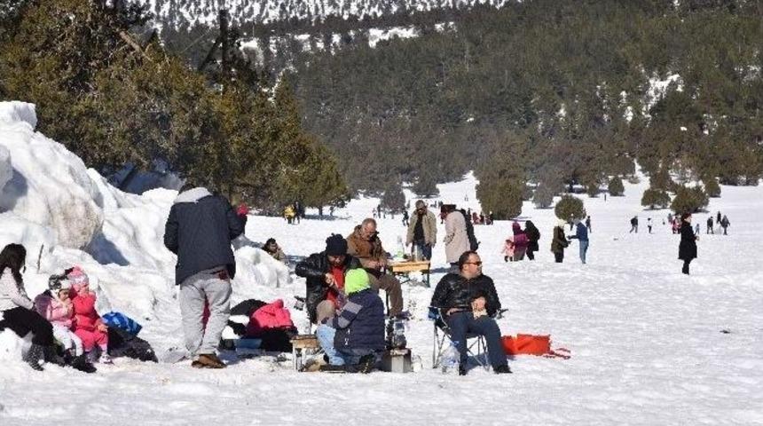 Adana&rsquo;nın Yaylalarında Kar Şenliği