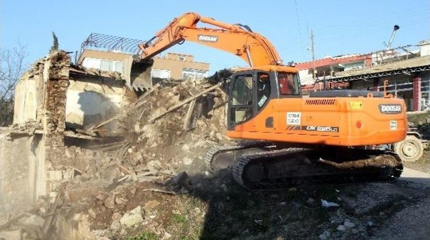 Toroslar’da Metruk Binaların Yıkımları Sürüyor
