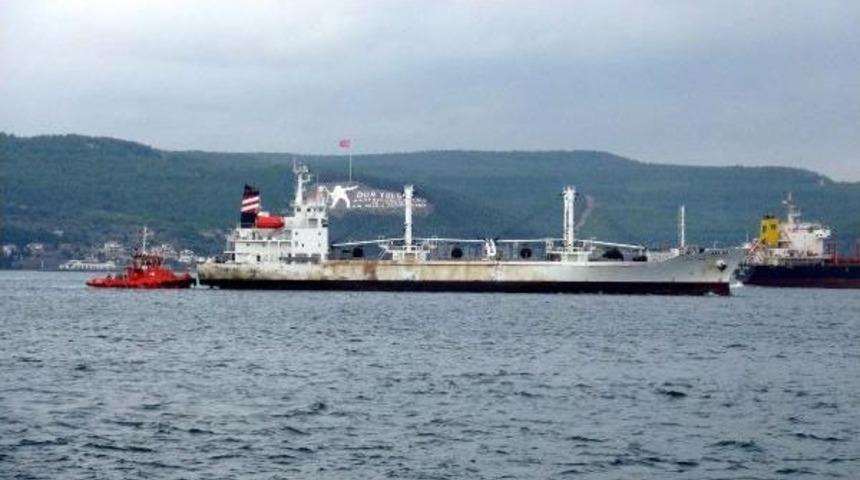 &Ccedil;eşme'de &Ccedil;evreyi Kirleten Gemi &Ccedil;anakkale'den Ge&ccedil;ti
