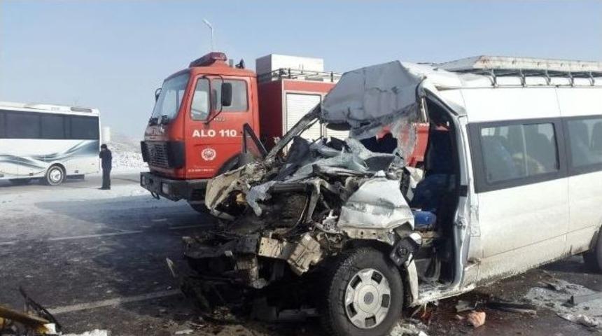 Erzurum&rsquo;da Zincirleme Trafik Kazası: 24 Yaralı