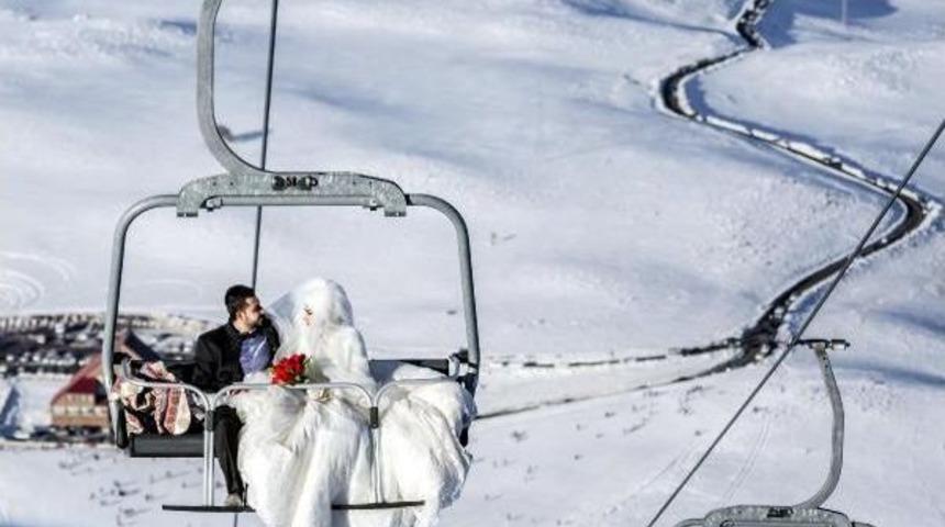 Gelin Ve Damadın Kayak Merkezinde Fotoğraf Çekimi