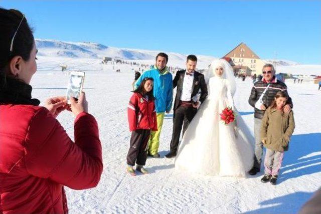 Gelin Ve Damadın Kayak Merkezinde Fotoğraf Çekimi