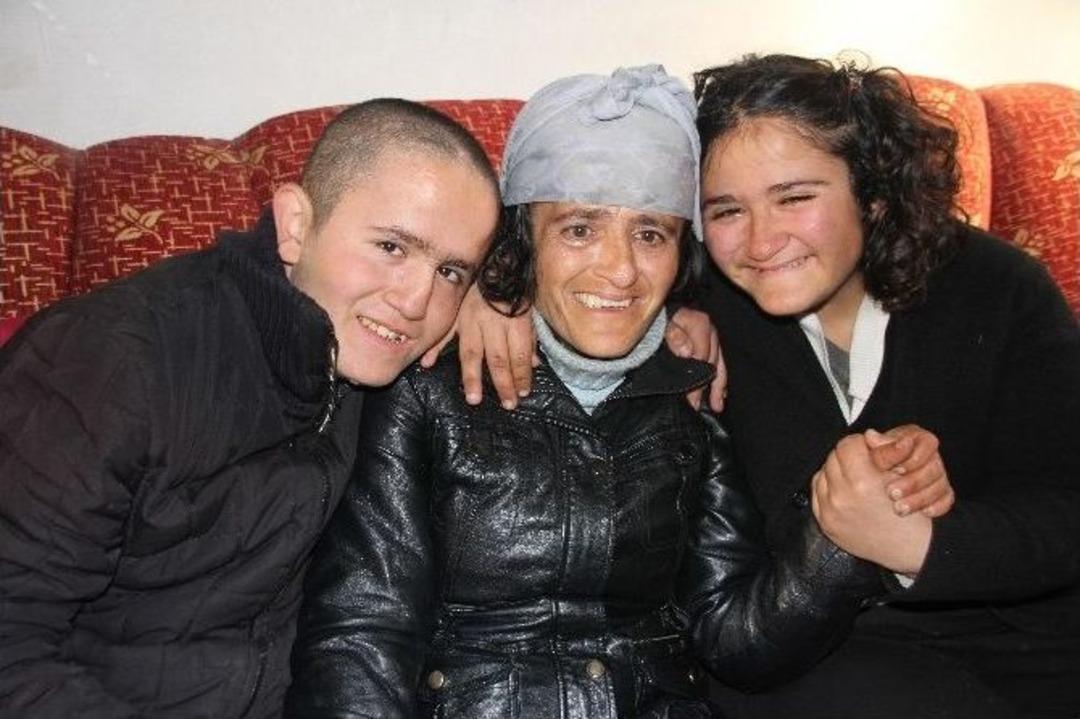 Harabe Evde Engelli &Ccedil;ocuklarıyla Yaşam M&uuml;cadelesi Veriyor