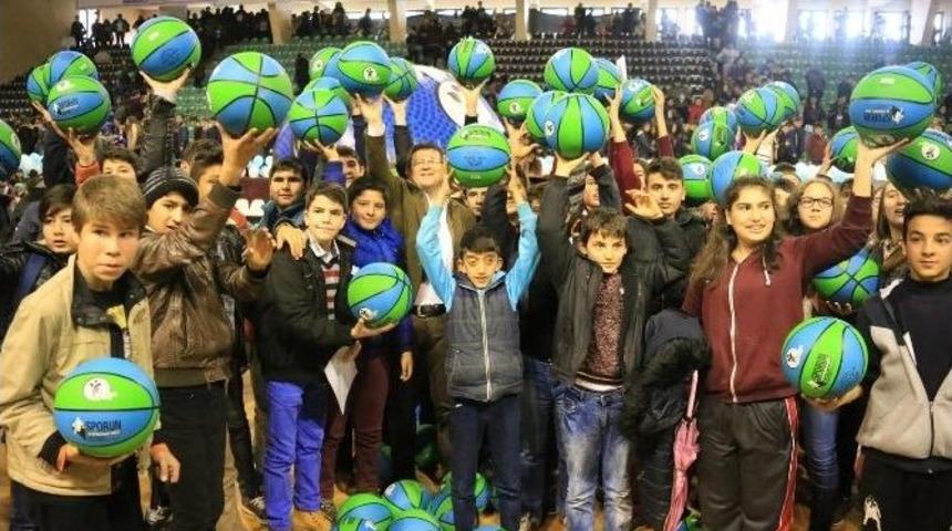 Merkezefendi Belediyesi&rsquo;nden 4 &Ouml;ğrenciye 4 Bin Basketbol Topu