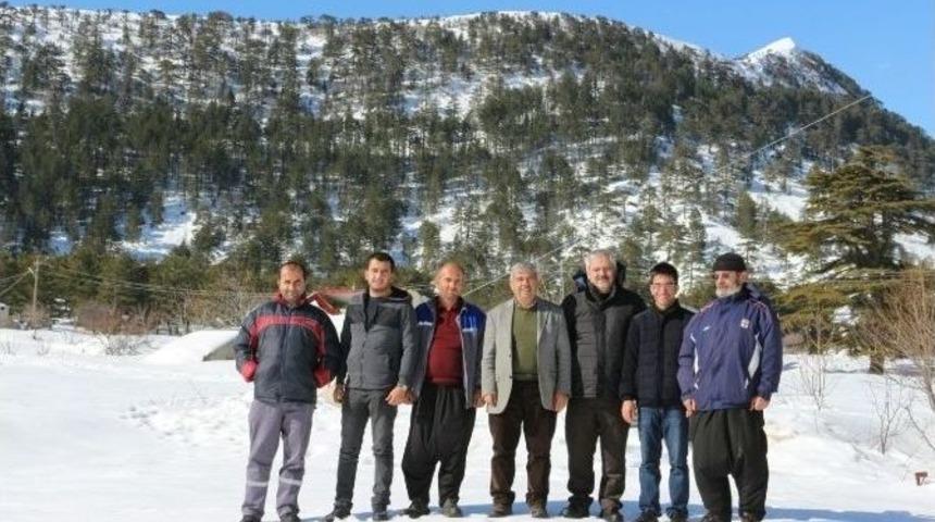 B&uuml;y&uuml;kşehir, Kardan Dolayı Mahsur Kalan &Ccedil;ifti İş Makineleriyle Kurtardı