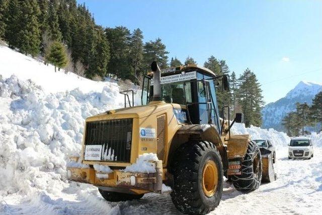 Büyükşehir, Kardan Dolayı Mahsur Kalan Çifti İş Makineleriyle Kurtardı