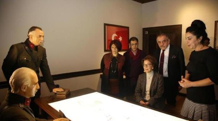 &Ouml;zden Toker, Babası İsmet İn&ouml;n&uuml;'n&uuml;n Bal Mumu Heykelinin Karşısında Oturdu