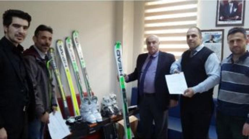 Gen&ccedil;lik Ve Spor Bakanlığı&rsquo;ndan 91 Kul&uuml;be Malzeme Yardımı