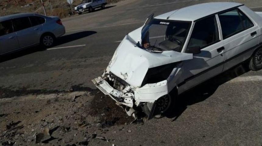 Kahta K&uuml;&ccedil;&uuml;k Sanayi Sitesi Kavşağında Trafik Kazası