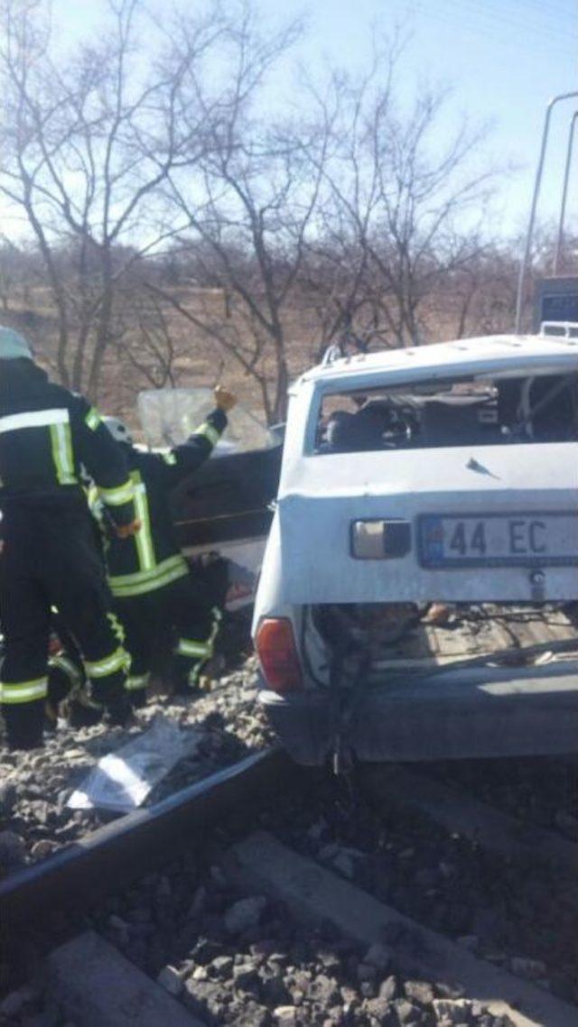 Yük Treni, Otomobil Ile Çarpıştı: 3 Yaralı