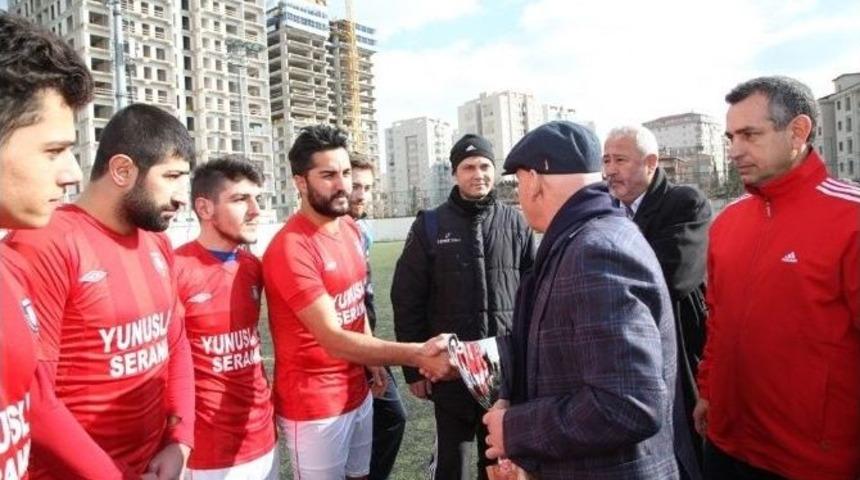 Başkan Altınok &Ouml;z Şampiyonlara Kupa Verdi