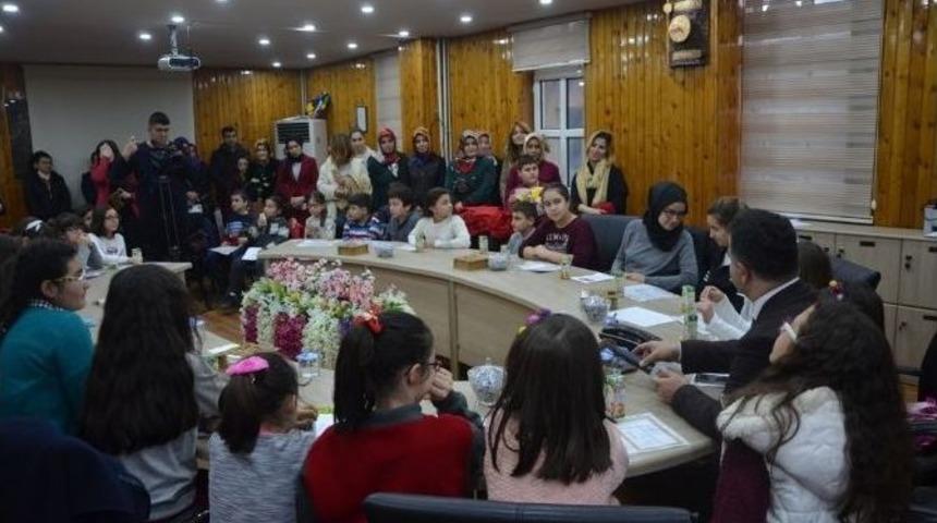 Bilgi Evi &Ouml;ğrencilerinden Başkan Aksoy&rsquo;a Karne S&uuml;rprizi