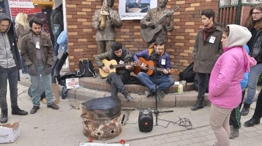 Donarak Hayatını Kaybeden Sokak M&uuml;zisyeni İ&ccedil;in Y&uuml;rekleri Isıtan T&uuml;rk&uuml;ler