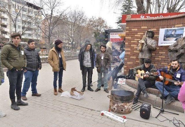 Donarak Hayatını Kaybeden Sokak Müzisyeni İçin Yürekleri Isıtan Türküler