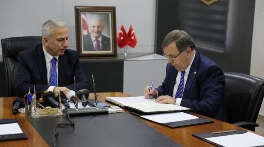 Vali Kam&ccedil;ı İle Hayırsever &Ouml;zdemir Ailesi Arasında Okul Protokol&uuml; İmzalandı