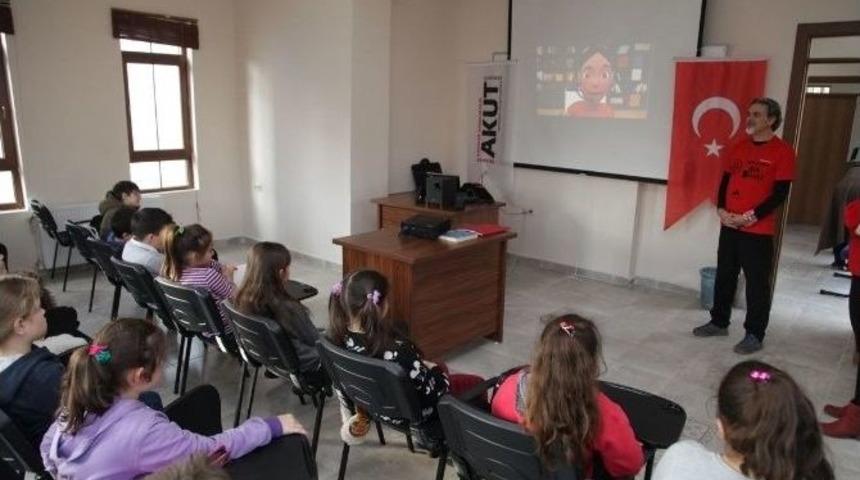 Akut Halk Merkezlerinde Eğitim Veriyor