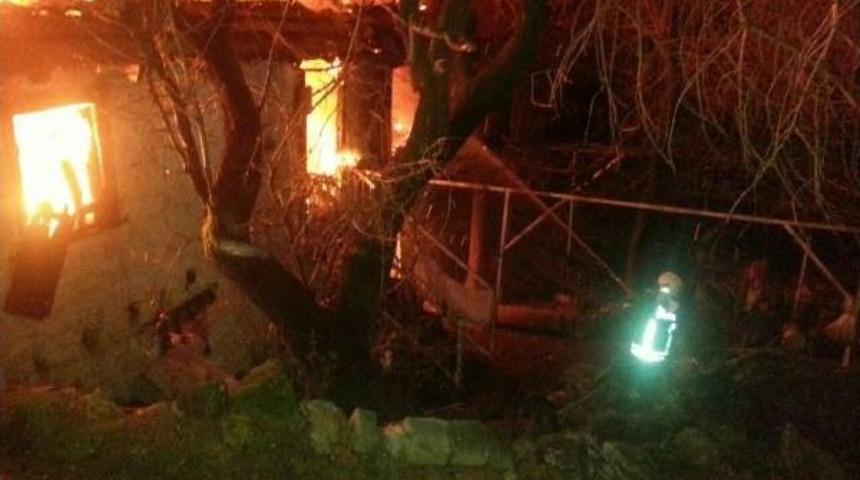 Evde &Ccedil;ıkan Yangında &Ouml;ld&uuml;