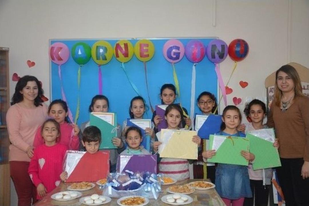 Başkan Amcadan &Ouml;ğrencilere Karne Hediyesi