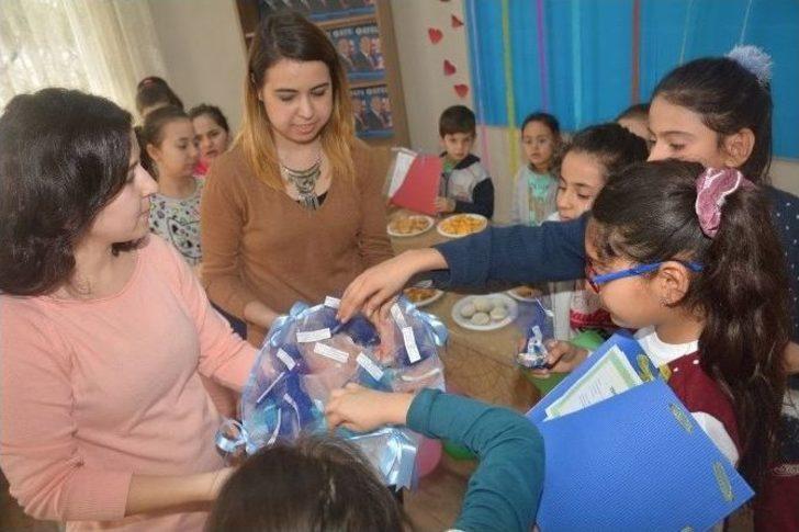 Başkan Amcadan Öğrencilere Karne Hediyesi G5