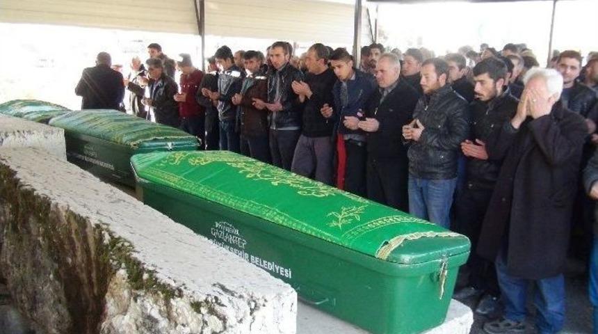 Kazada Ölen Baba Ve İki Oğlu Toprağa Verildi