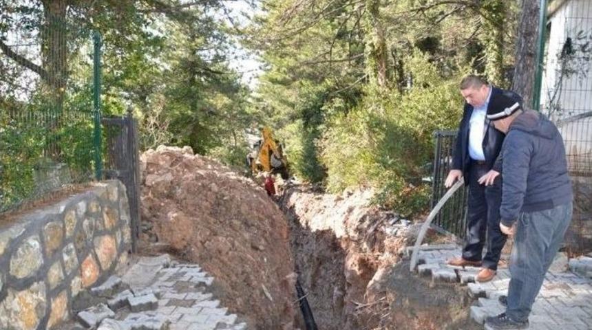 Başkan Tekin Okul Binasının Alt Yapı &Ccedil;alışmalarını Yerinde İnceledi