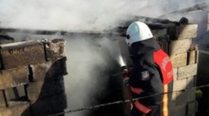 Odunlukta &Ccedil;ıkan Yangın S&ouml;nd&uuml;r&uuml;ld&uuml;