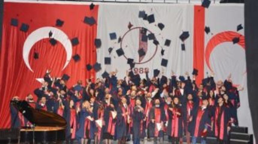 Yd&uuml; Mimarlık Fak&uuml;ltesi Mezunları Diplomalarını Aldı