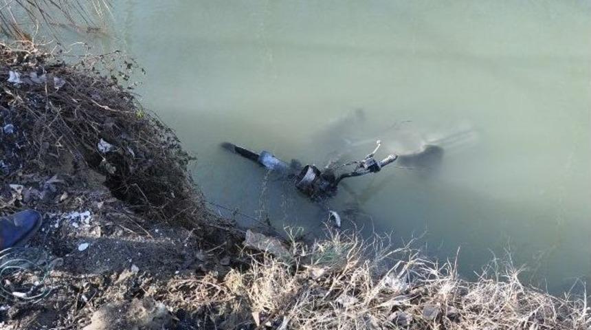 Tamirciye Kızdı, &Ouml;zel Yapım Motosikletini Yakıp Dereye Attı