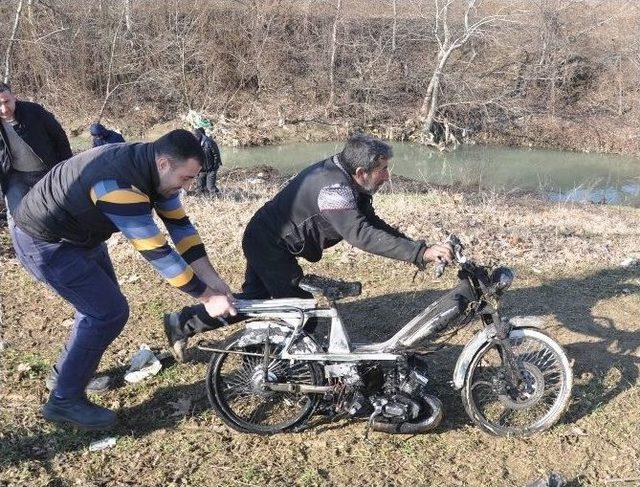 Tamirciye Kızdı, Özel Yapım Motosikletini Yakıp Dereye Attı