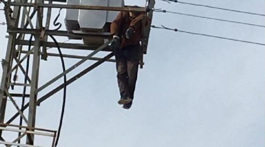 &Ccedil;ıktığı Elektrik Direğinde Akıma Kapılıp &Ouml;ld&uuml;